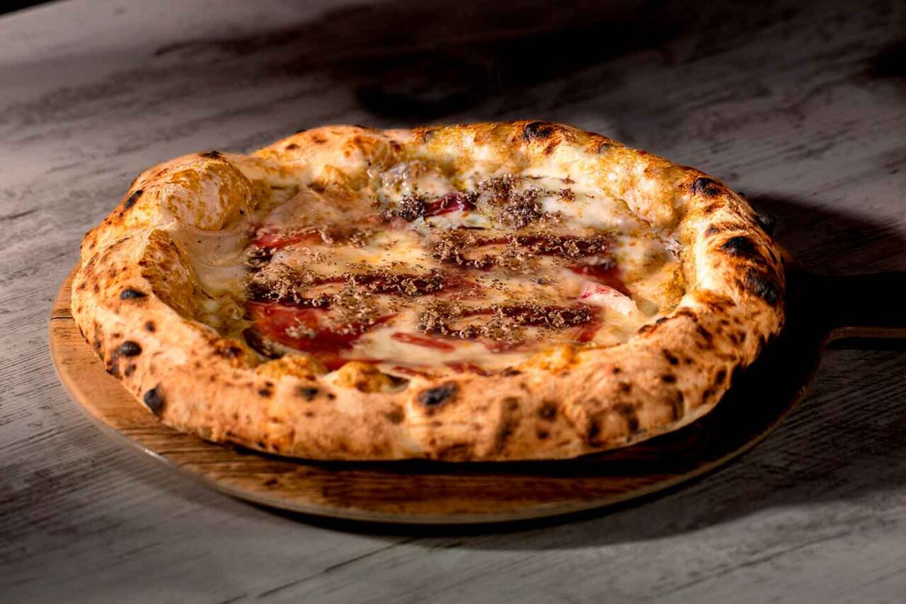 pizzeria I Masanielli di Sasa Martucci a Caserta: pizza Lonza Casertana