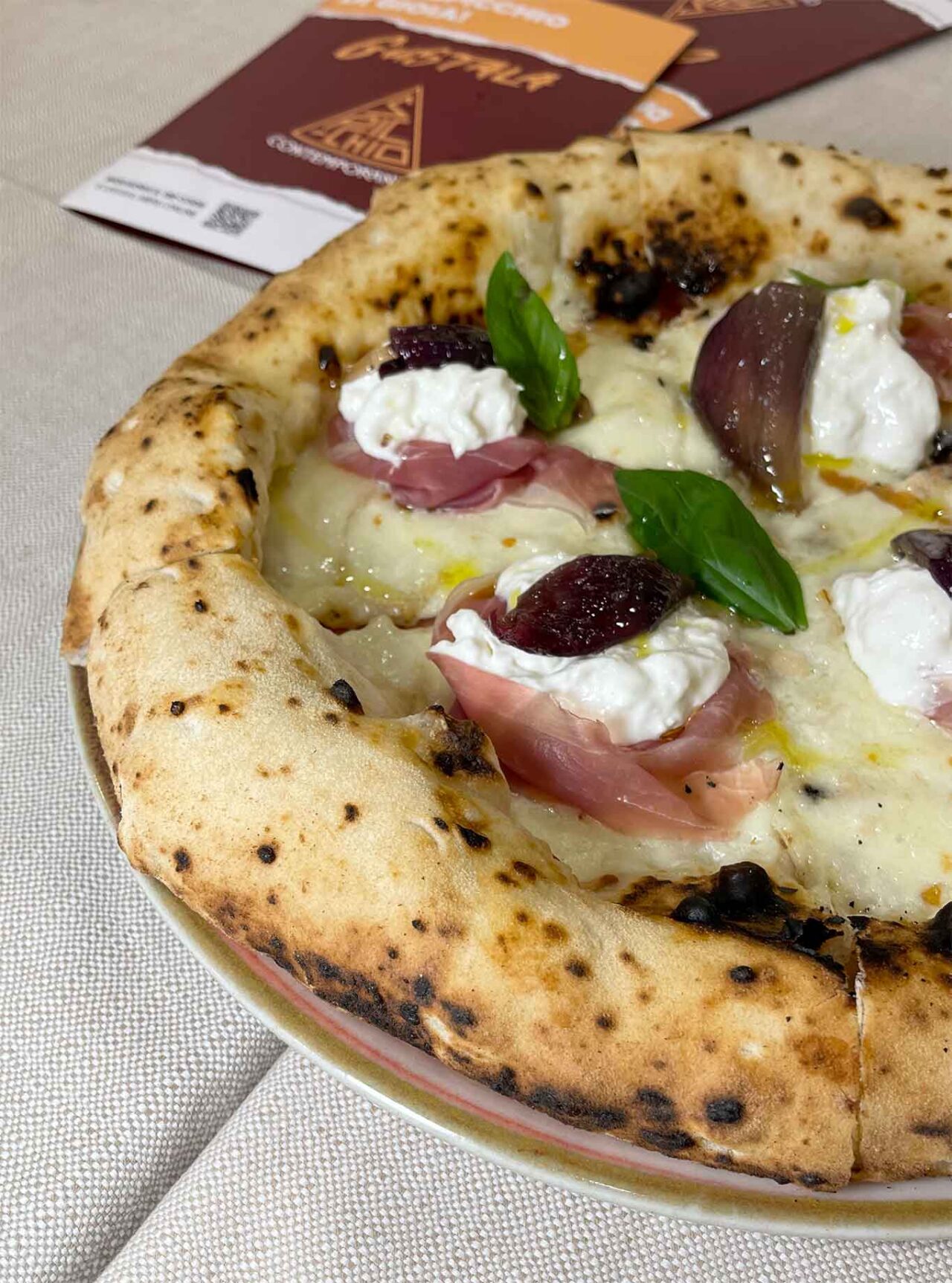 pizza con fiordilatte, stracciata e prosciutto della pizzeria Spicchio Contemporaneo a Secondigliano vicino all'aeroporto Napoli