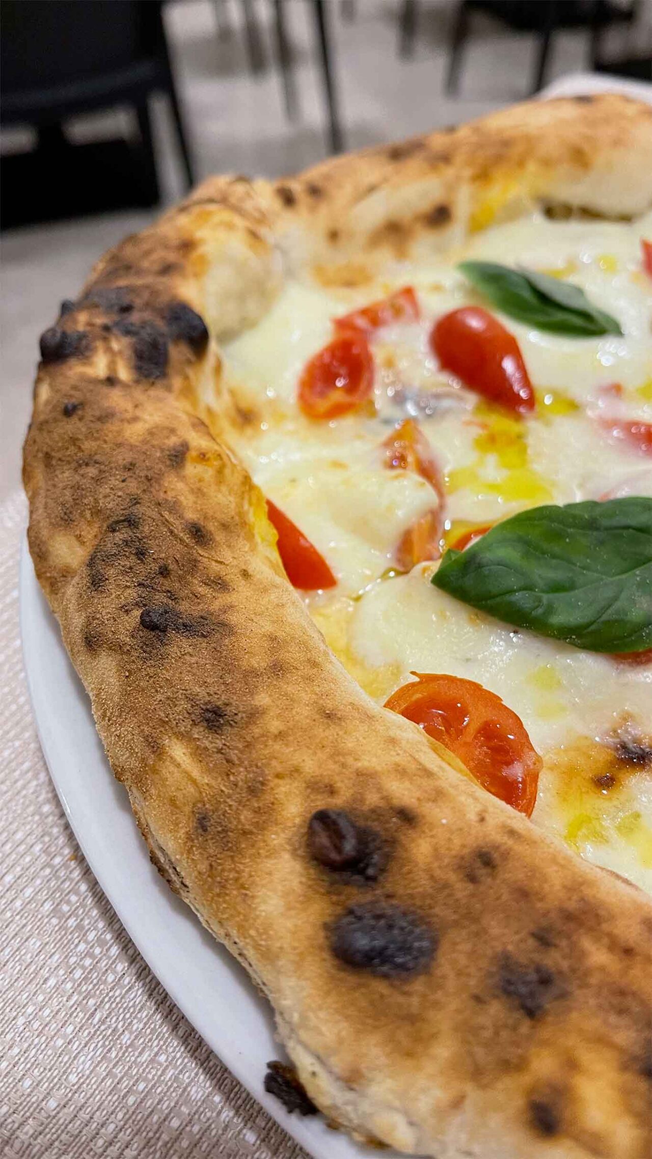 pizza con filetti di pomodoro della pizzeria Spicchio Contemporaneo a Secondigliano vicino all'aeroporto Napoli