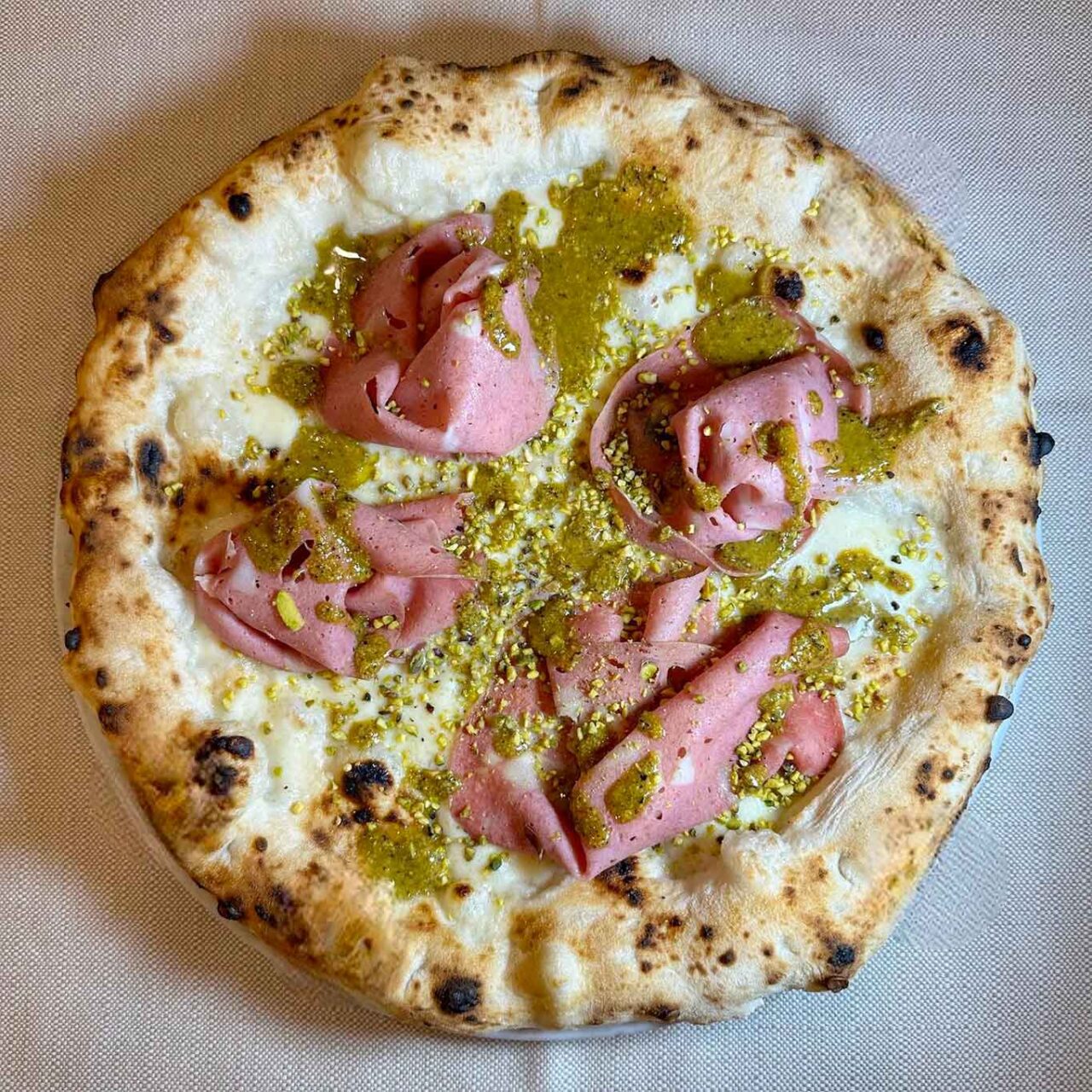 pizza con mortadella e pistacchio della pizzeria Spicchio Contemporaneo a Secondigliano vicino all'aeroporto Napoli
