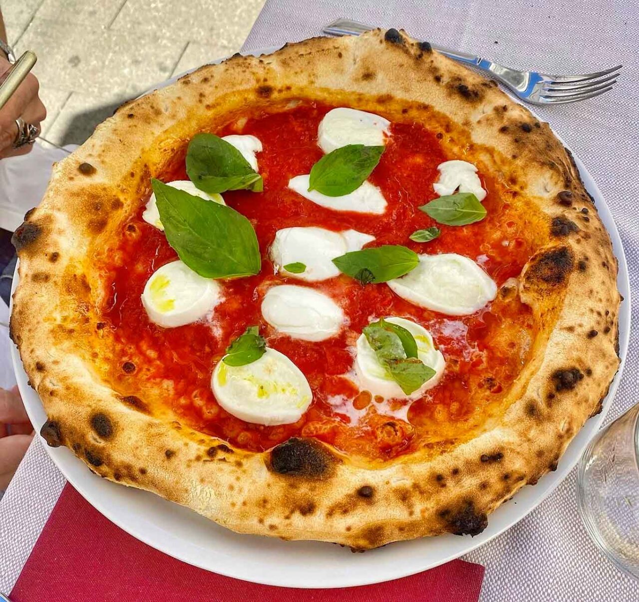 pizza margherita con bufala della della pizzeria Spicchio Contemporaneo a Secondigliano vicino all'aeroporto Napoli