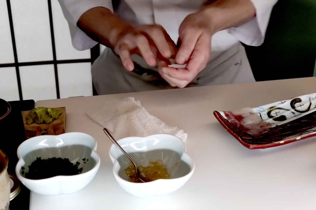 Preparazione del sushi al bancone del ristorante giapponese Kohaku