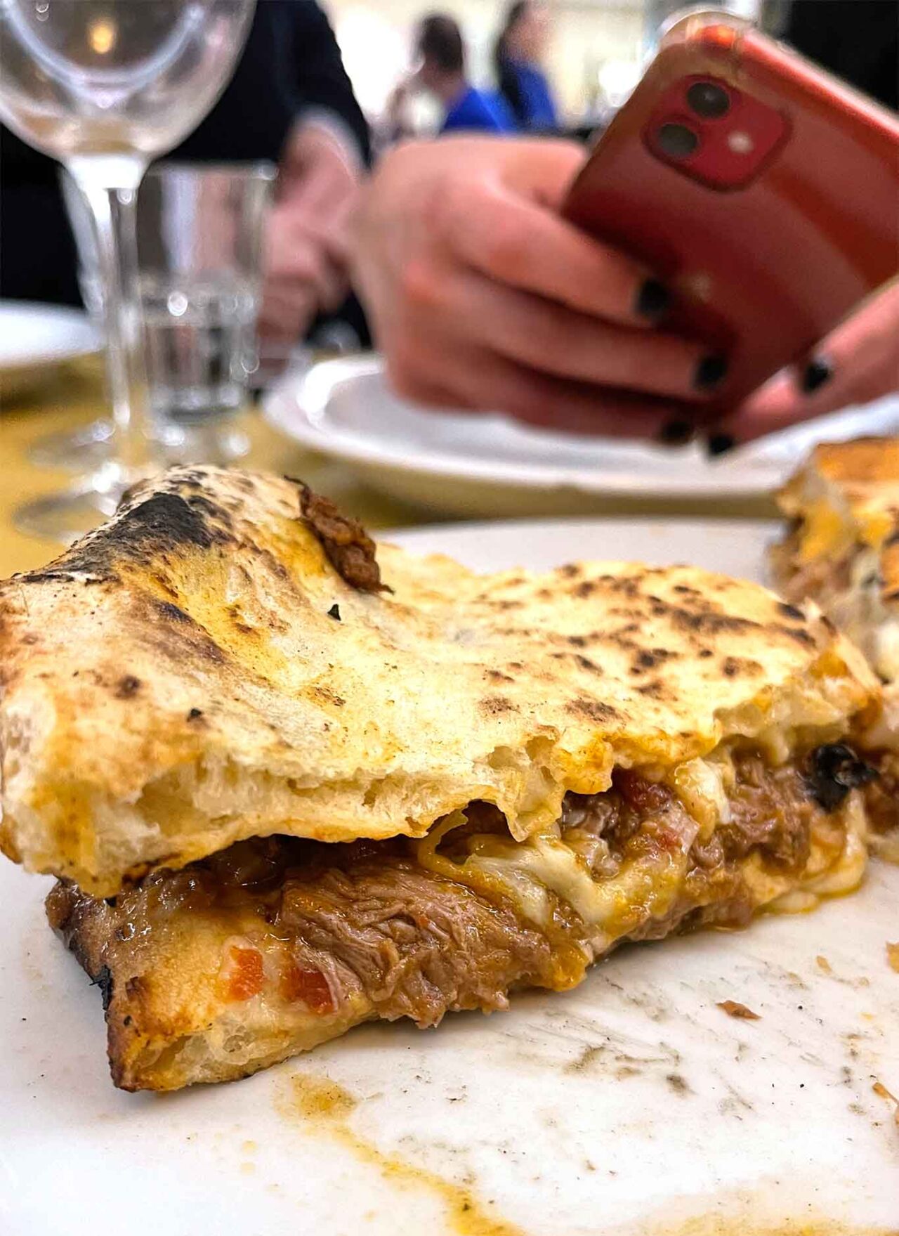 pizza e carne alla pizzeria La Gatta Mangiona di Roma: ri cotta con manzo garofolato