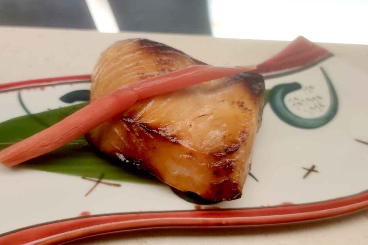 salmone glassato alla griglia e zenzero marinato ristorante giapponese Kohaku