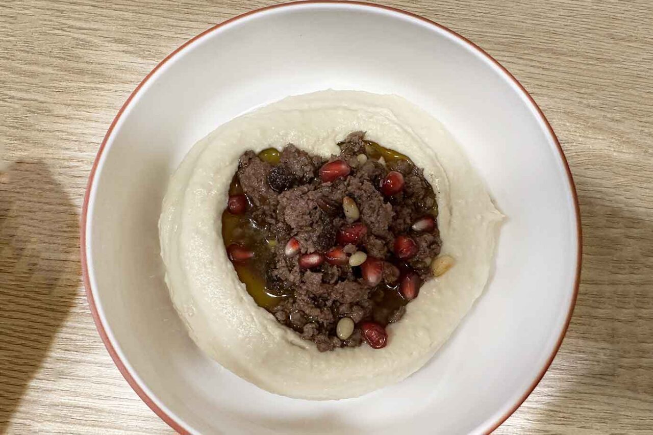 colazione libanese da Mezè a Milano: hummus con agnello