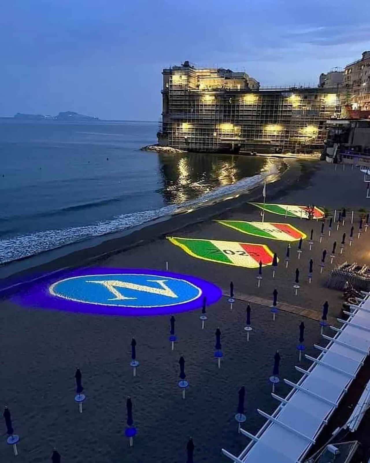 gli scudetti del Napoli sulla spiaggia di Palazzo Petrucci a Posillipo e il menu
