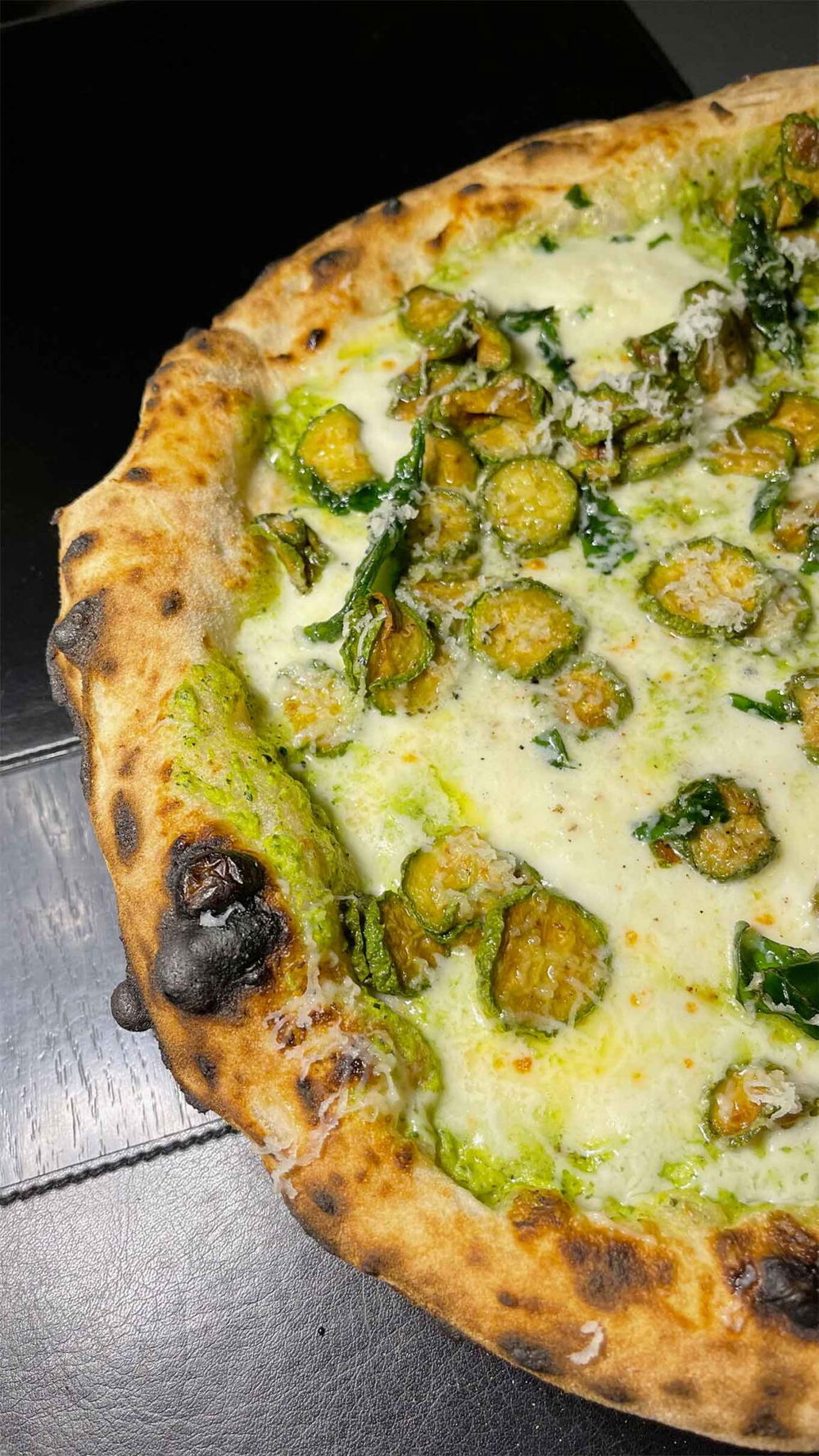 Tonno e cipolla, pizza perfetta di Davide Ruotolo a Napoli