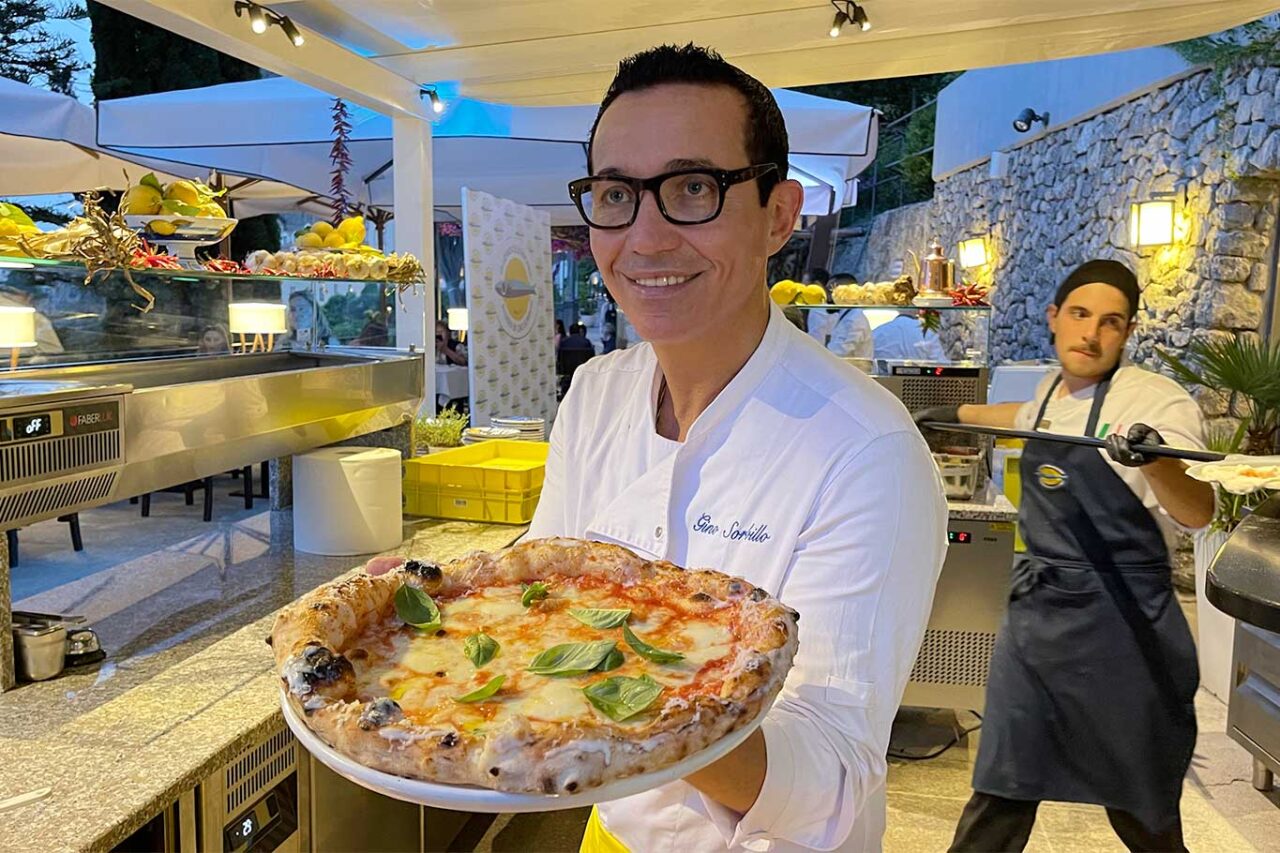 La pizza Margherita del Monaco di Gino Sorbillo alla nuova pizzeria ad Amalfi