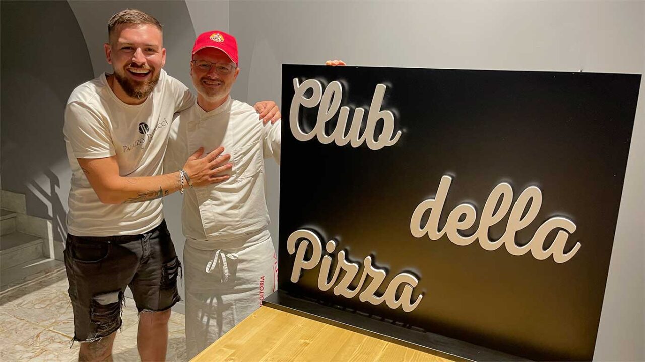 Il Direttore Tecnico del Club della Pizza Davide Ruotolo con il pizzaiolo della pizzeria Donna Sofia ai Tribunali