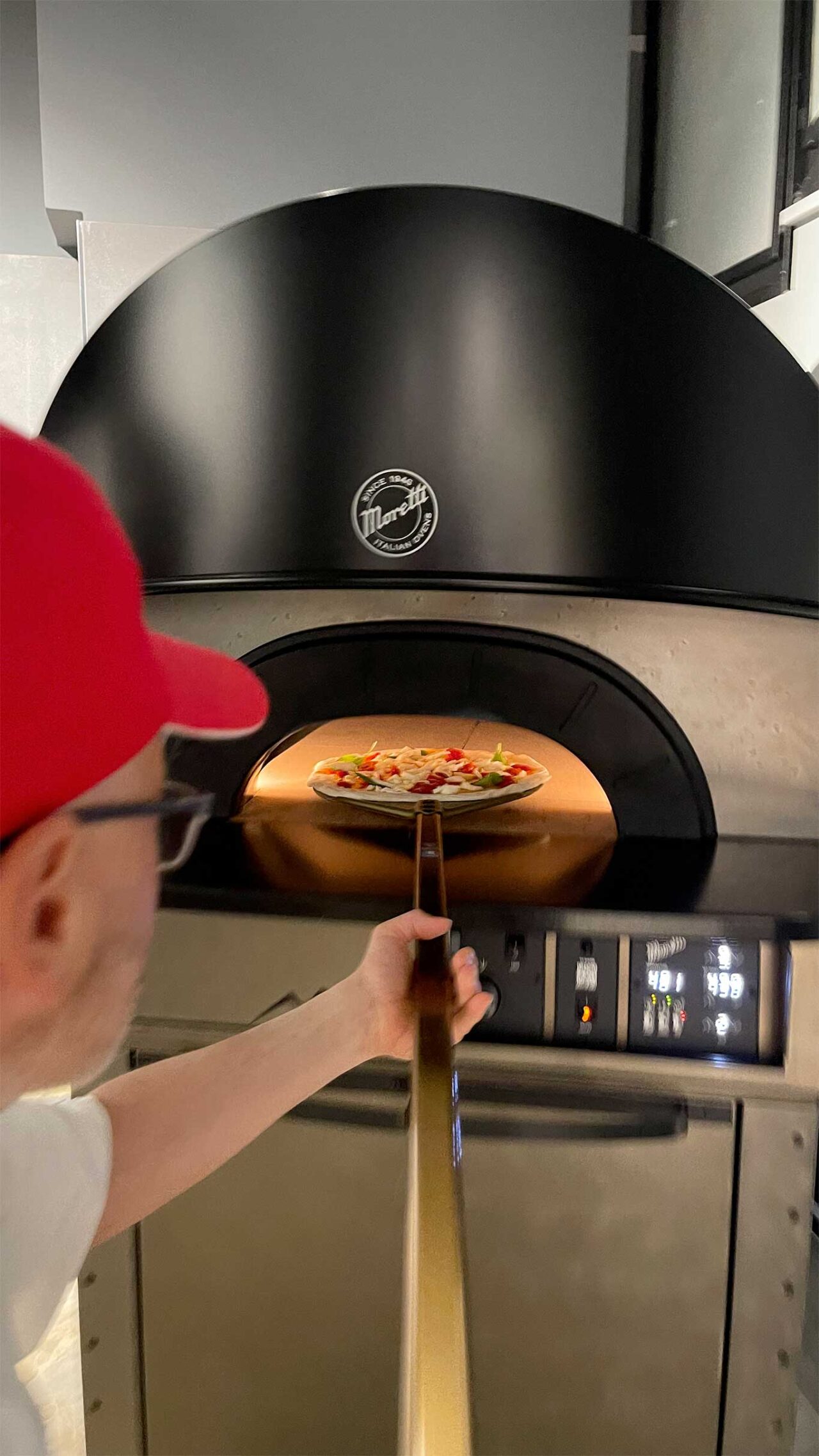 il pizzaiolo della pizzeria Donna Sofia ai Tribunali a Napoli al forno elettrico Neapolis Moretti