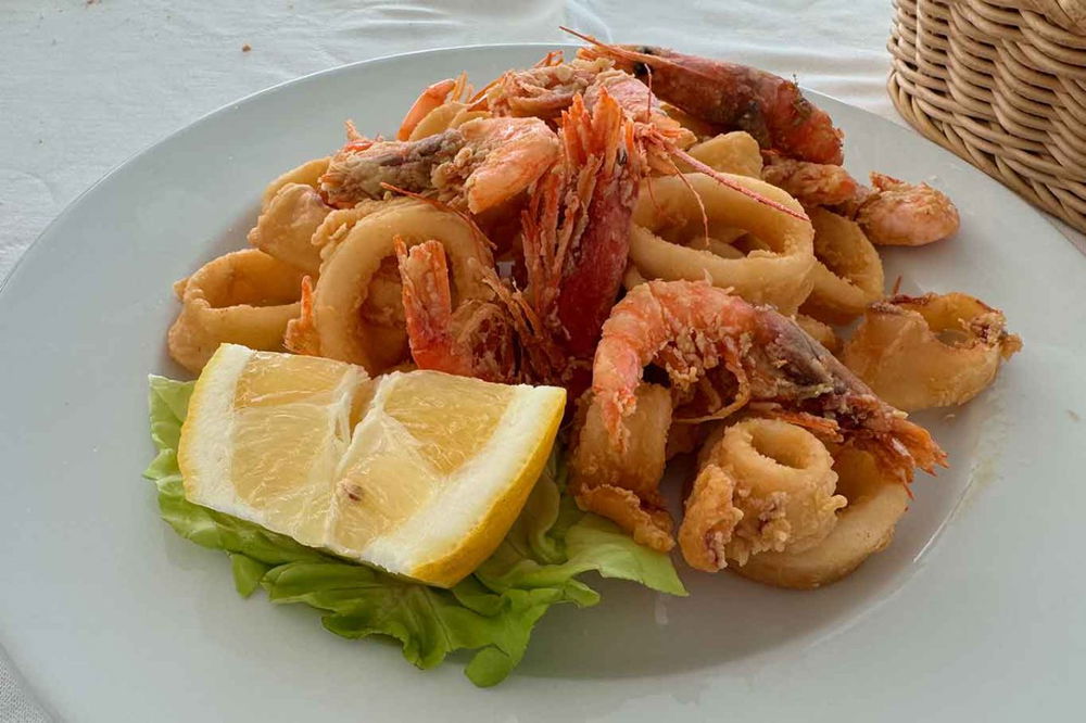 la frittura mista calamari e gamberi del ristorante Boccaccio ad Acciaroli in Cilento
