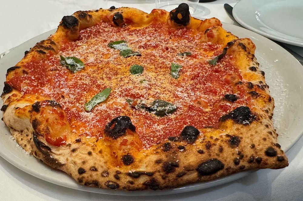 la pizza cilentana del ristorante Boccaccio ad Acciaroli in Cilento
