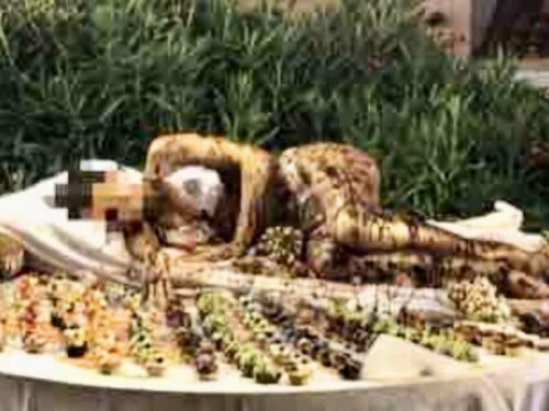 Donna cioccolato nel buffet dell’hotel in Sardegna