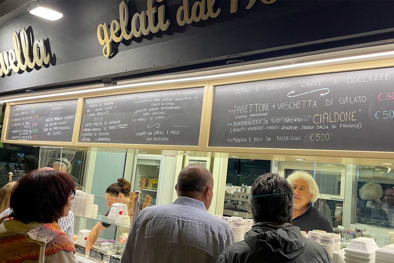 il chiosco dei gelati artigianali di Enzo Crivella a Sapri