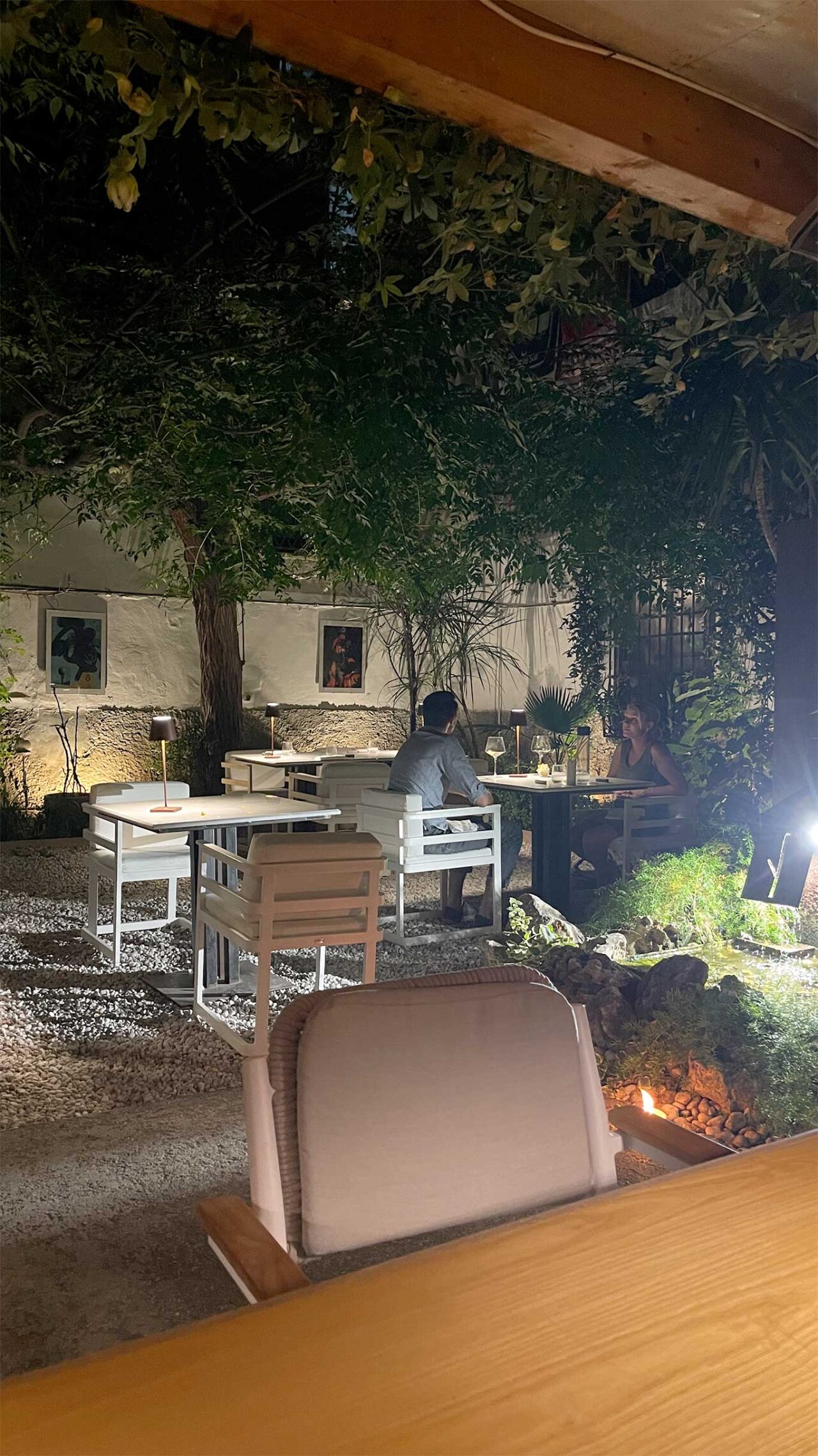 il giardino del ristorante Hydra nel centro storico di Salerno