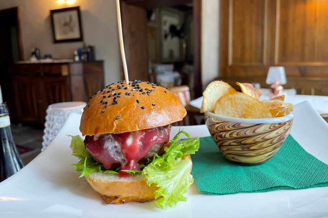hamburger di cervo al ristorante Il Capriolino a Vodo di Cadore sulle Dolomiti 
