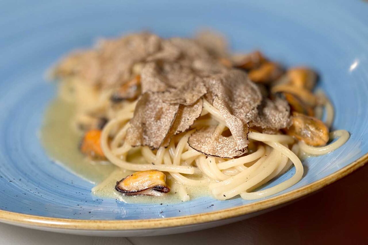 spaghetti cacio cozze e tartufo del ristorante Il Veliero ad Acciaroli in Cilento