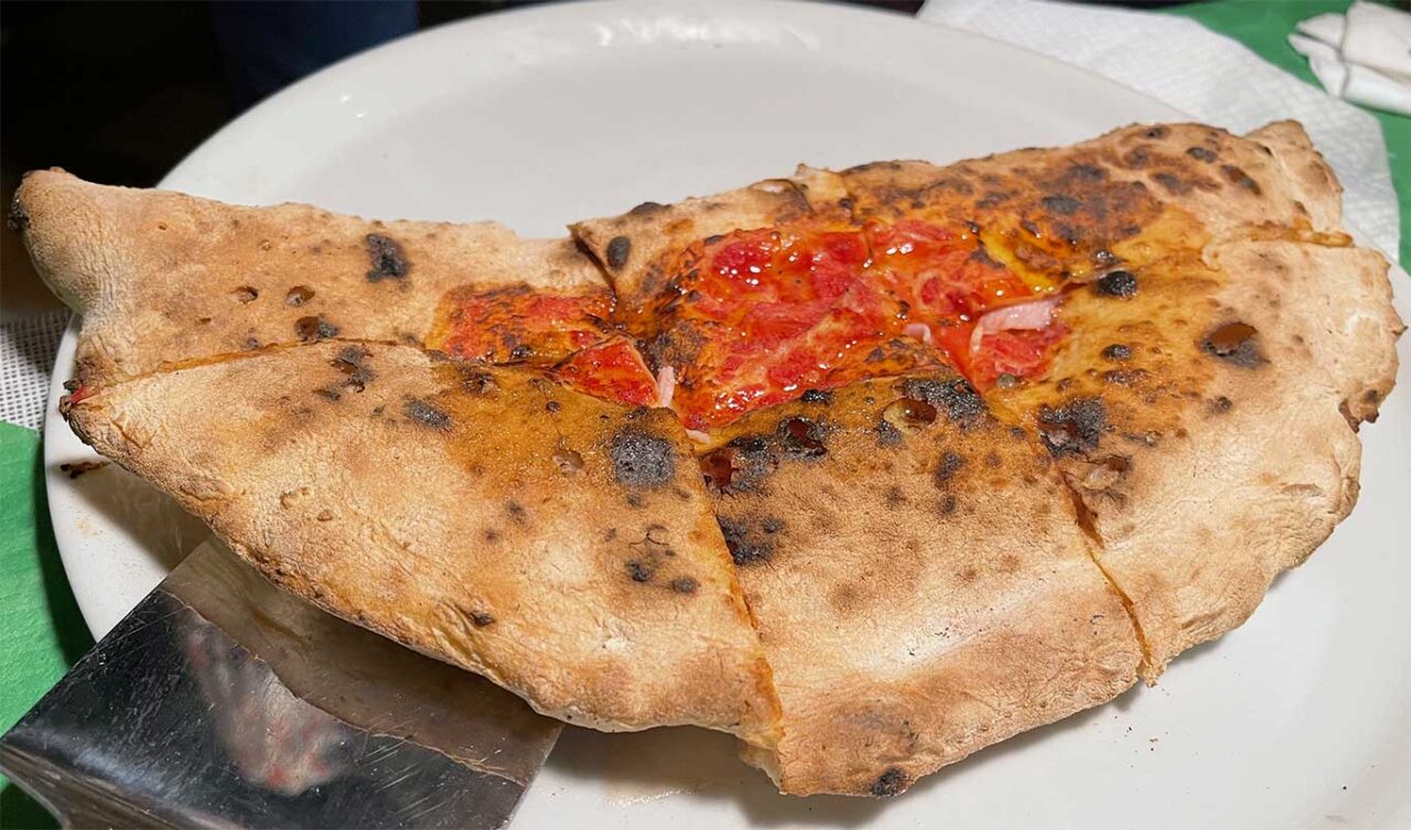 Antica Osteria Pizzeria Pepe a Caiazzo: calzone con prosciutto e mozzarella