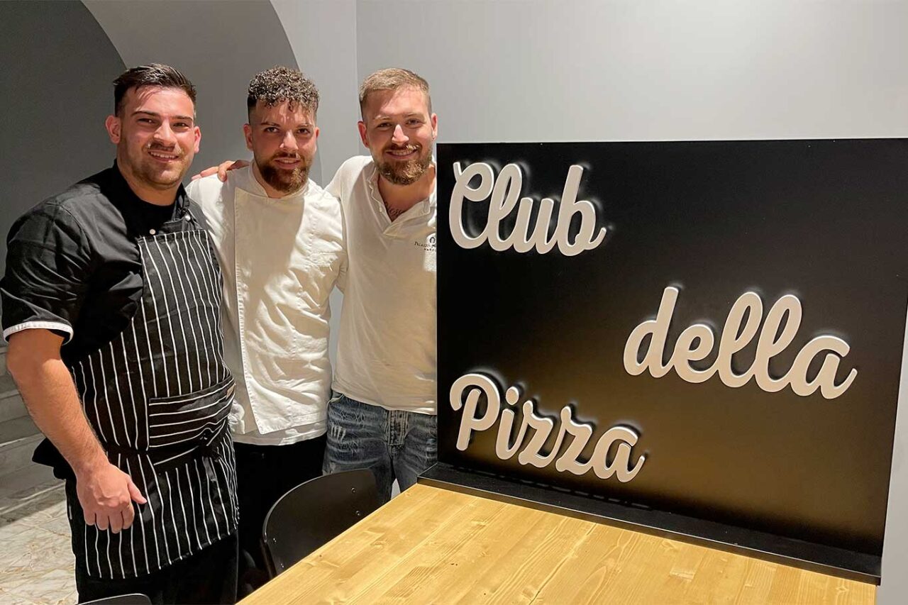Davide Ruotolo con Mattia Giuditta e Gennaro D'Ambrosio della pizzeria Bella 'Mbriana di Casalnuovo di Napoli
