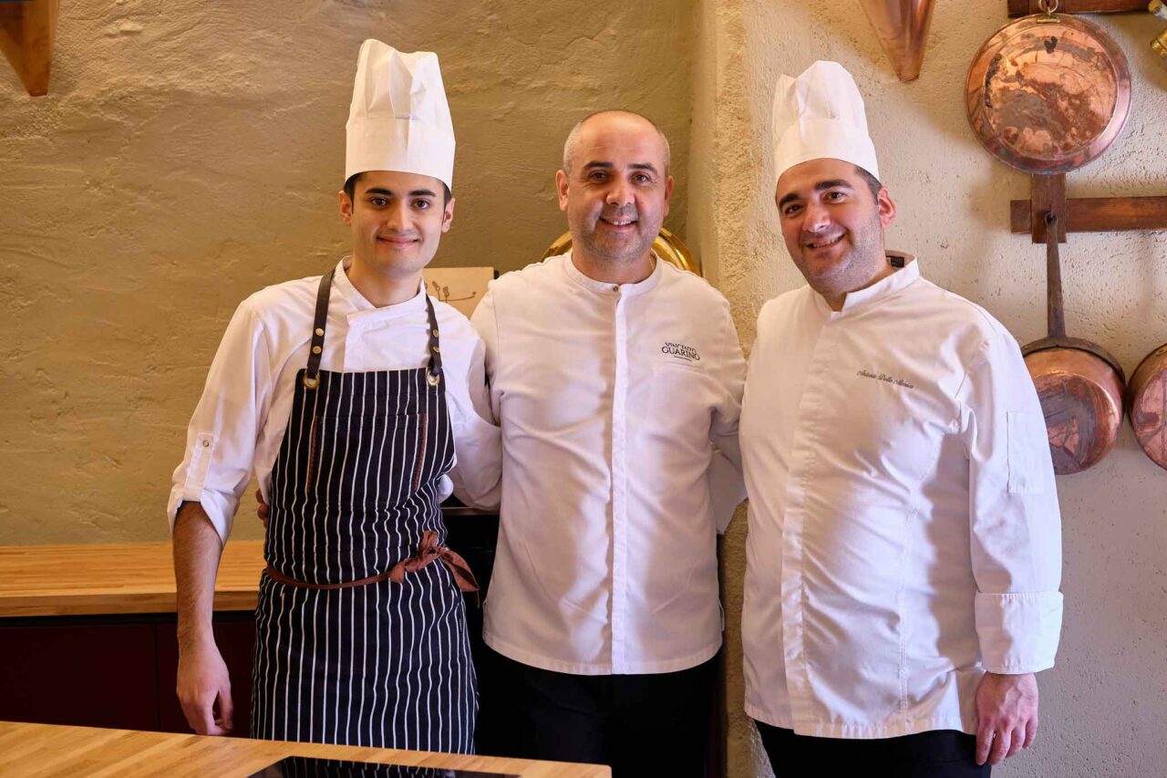 Vincenzo Guarino con suo figlio Angelo a sinistra e il sous chef Antonio della Monica a destra