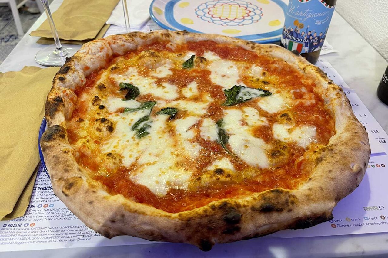 la pizza margherita della pizzeria Di Meglio a Ischia