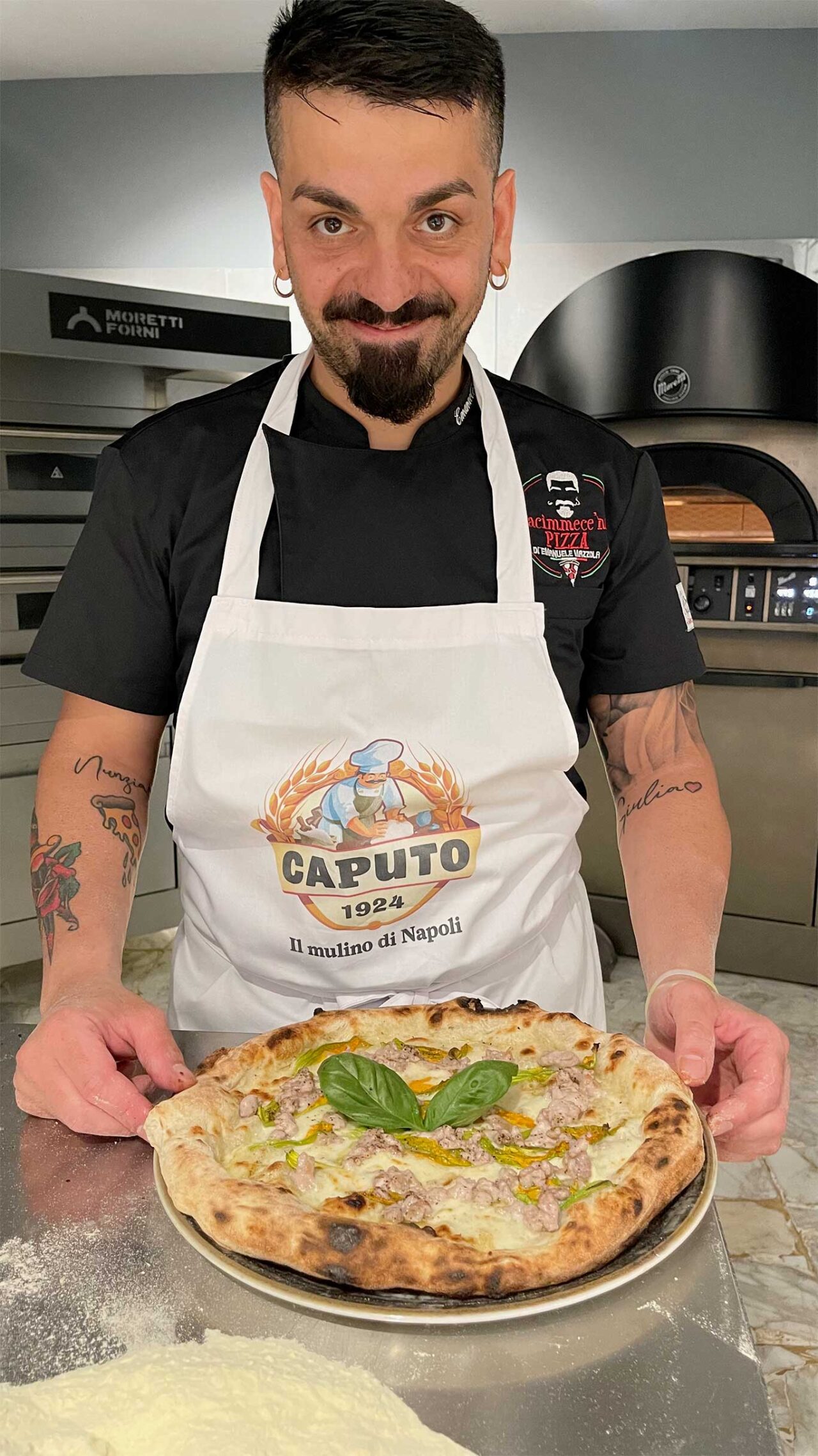 la pizza salsiccia e fiori di zucca della pizzeria Facimmece 'na pizza di Emanuele Mazzola al Club della Pizza nel Capasso Superstore di Napoli
