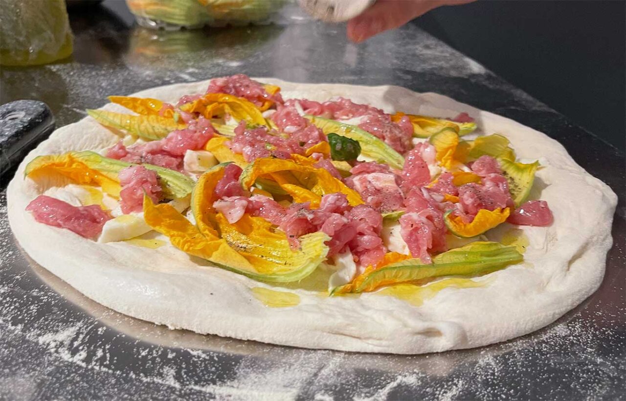 la pizza salsiccia e fiori di zucca della pizzeria Facimmece 'na pizza di Emanuele Mazzola al Club della Pizza nel Capasso Superstore di Napoli