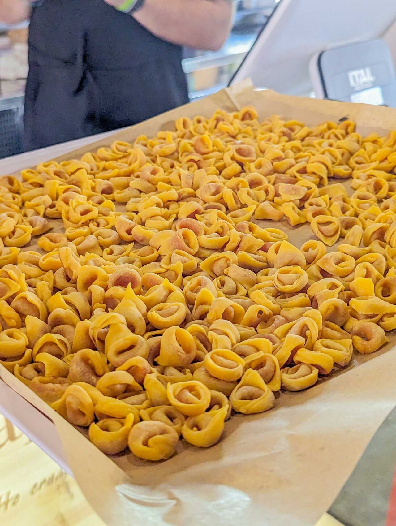 il vassoio di tortellini della Bottega del Tortellante a Modena
