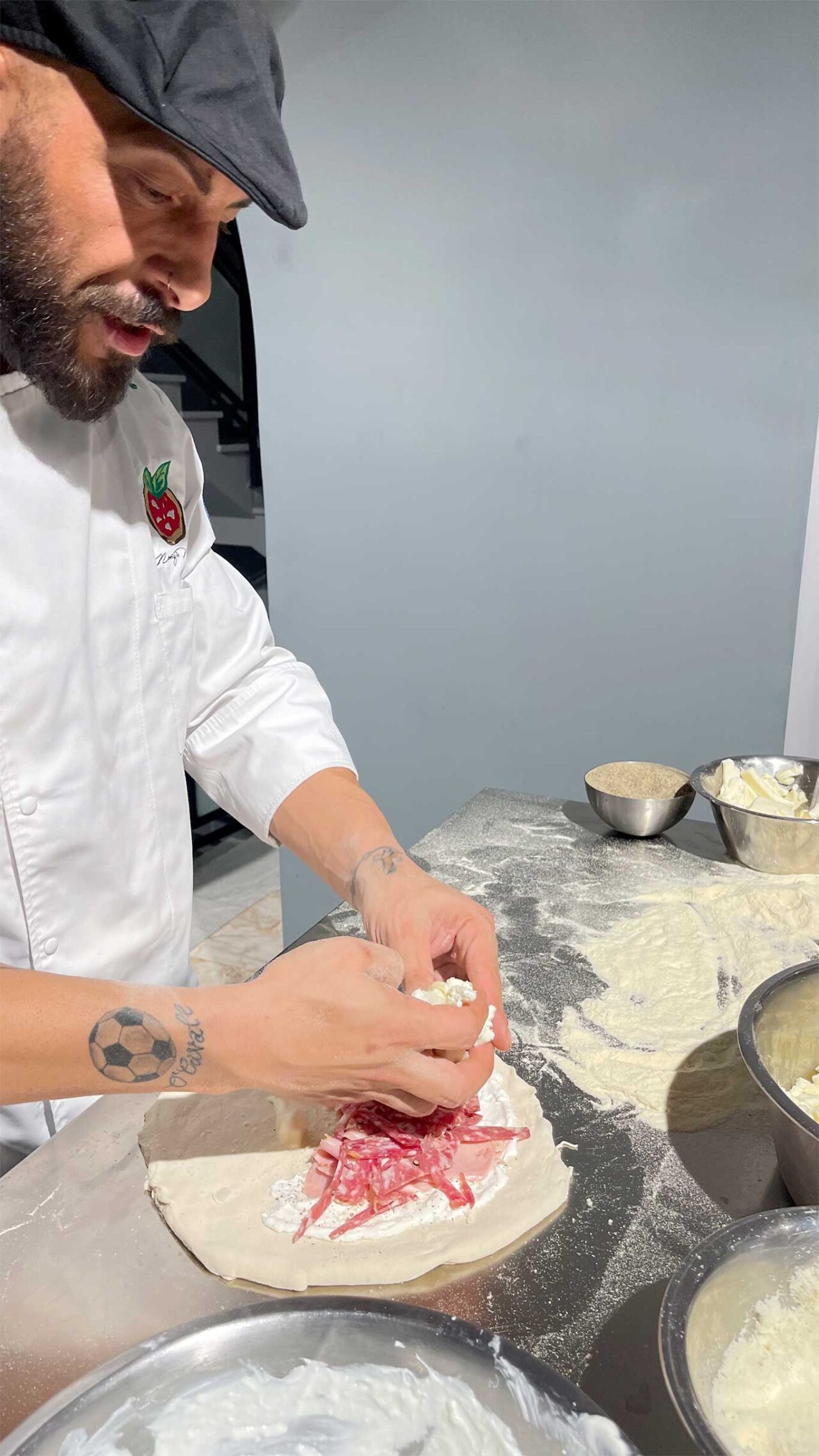 preparazione del ripieno finto fritto ma al forno di Nunzio Marino della pizzeria Zì Nicola ad Aversa