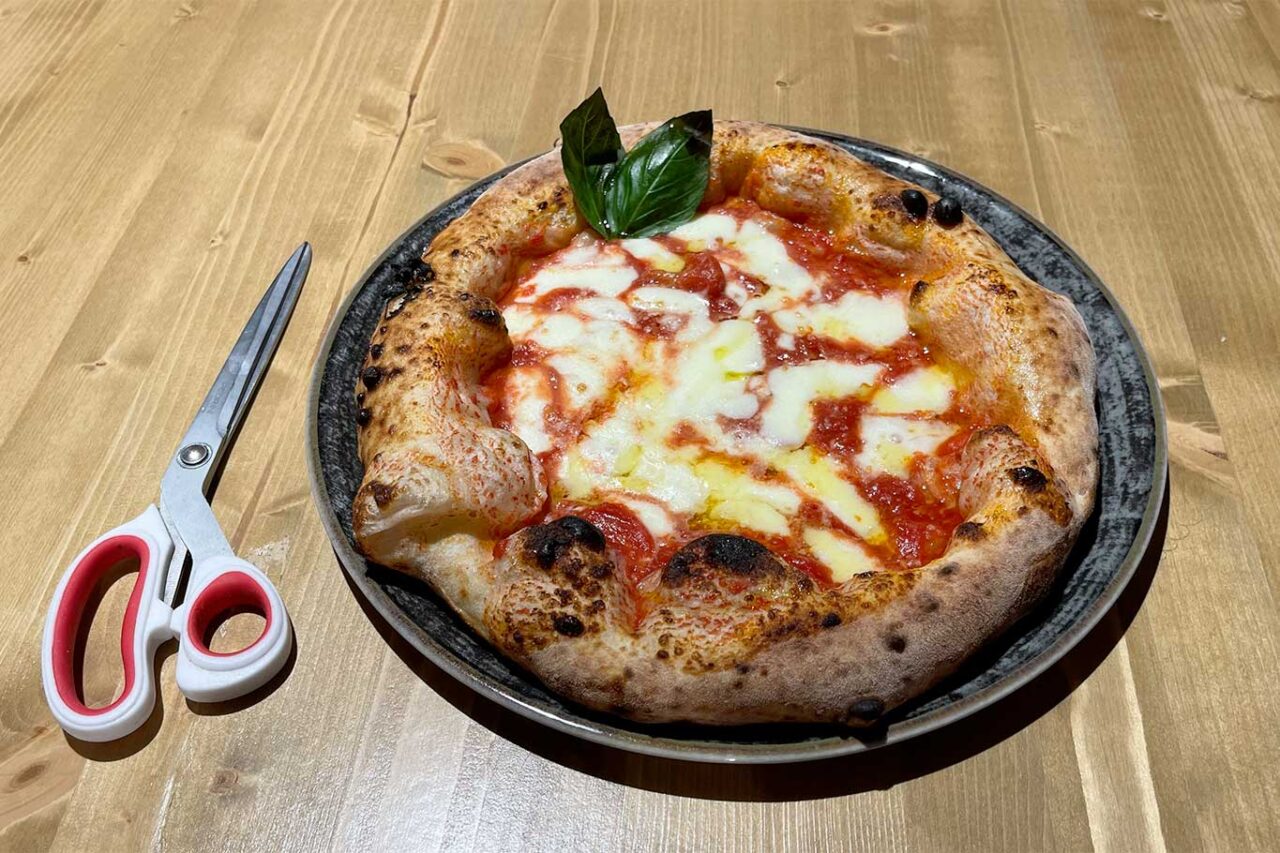 la pizza margherita di Nunzio Marino della pizzeria Zì Nicola in trasferta al Capasso Superstore di Napoli