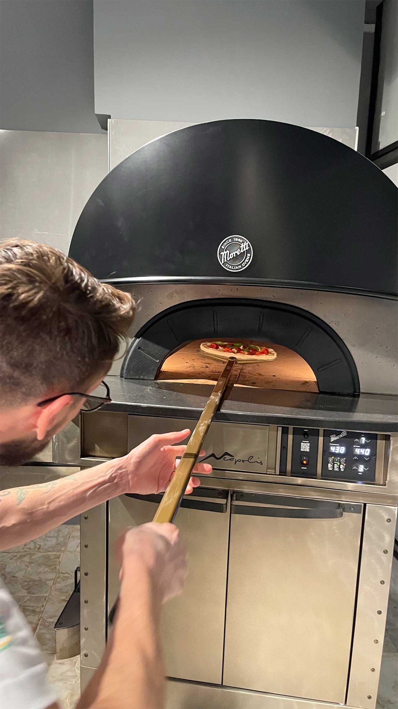 la cottura della pizza della pizzeria Disapore di Cecina nel forno elettrico Neapolis