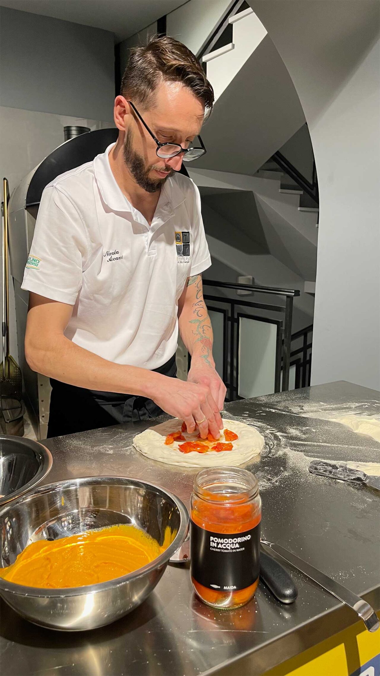 Nicola Ascani della pizzeria Disapore di Cecina con i pomodorini Maida