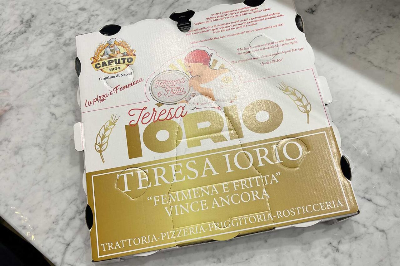 cartone della pizza della nuova pizzeria di Teresa Iorio in via Foria a Napoli