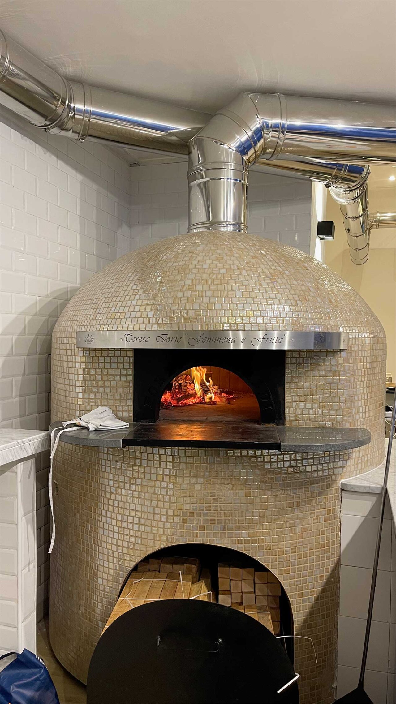 il forno a legna della nuova pizzeria di Teresa Iorio in via Foria a Napoli