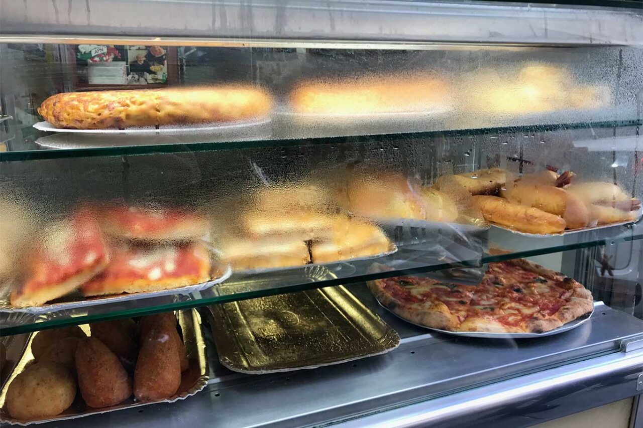 la bancarella nella nuova pizzeria di Teresa Iorio in via Foria a Napoli