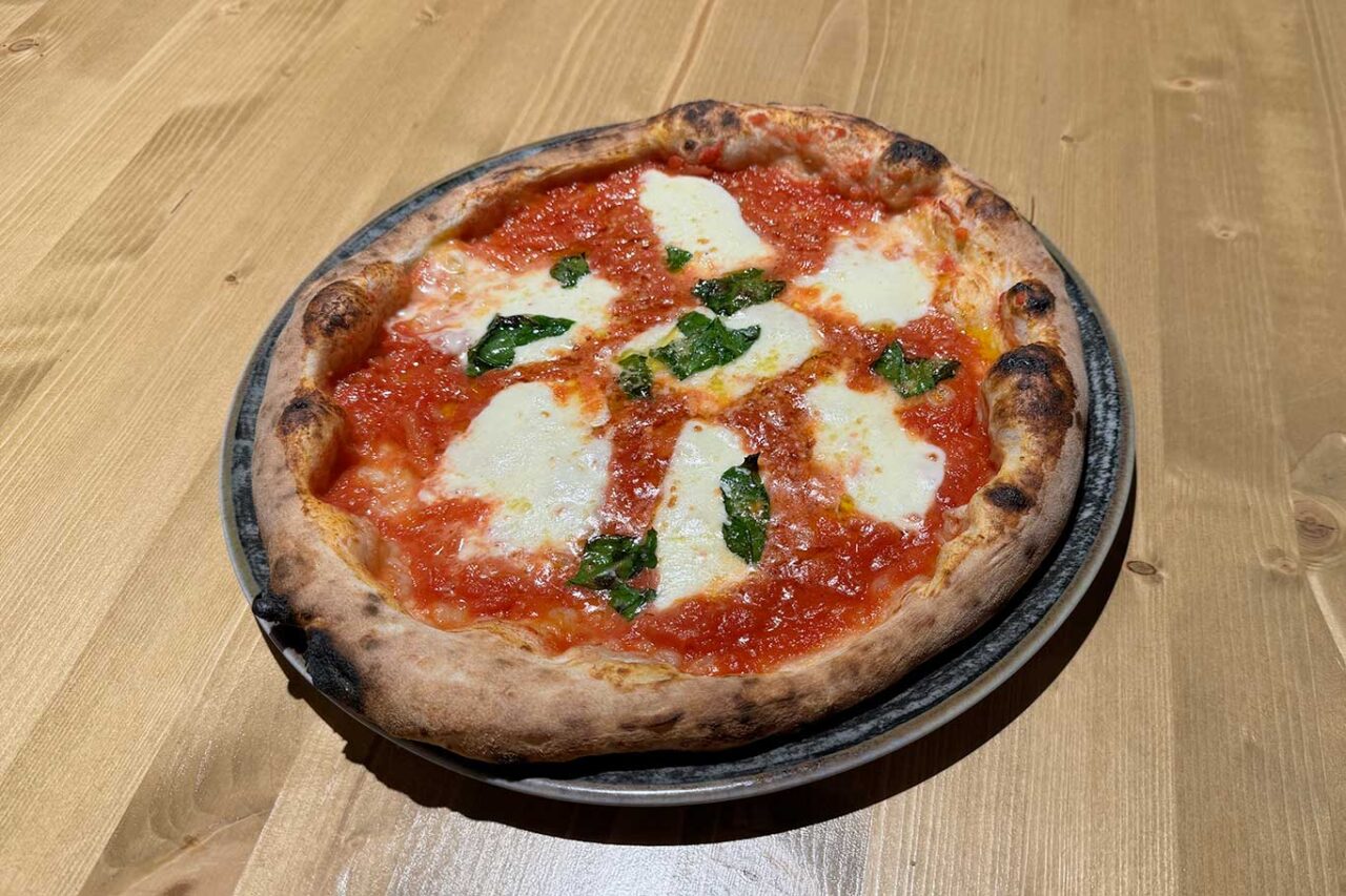 la margherita alla pizzeria La Pizza da Gennaro a Secondigliano a Napoli
