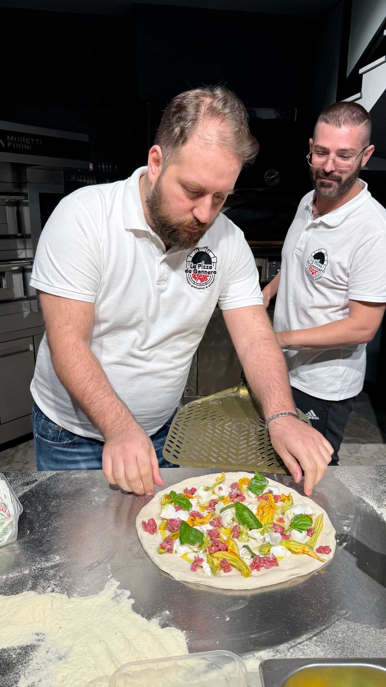 Claudio Del Buono della pizzeria La Pizza da Gennaro a Secondigliano a Napoli prepara la Specialità
