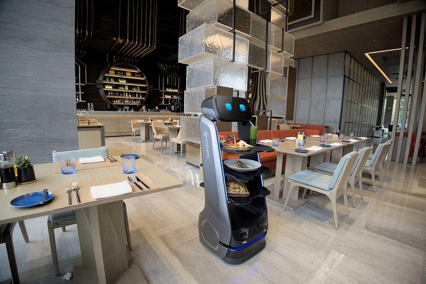 Mancanza di personale al ristorante: la soluzione è il robot. Forse