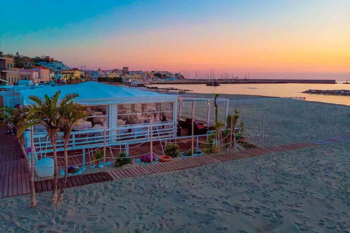 Seasons ristorante ad Ischia dove mangi sulla spiaggia della Chiaia