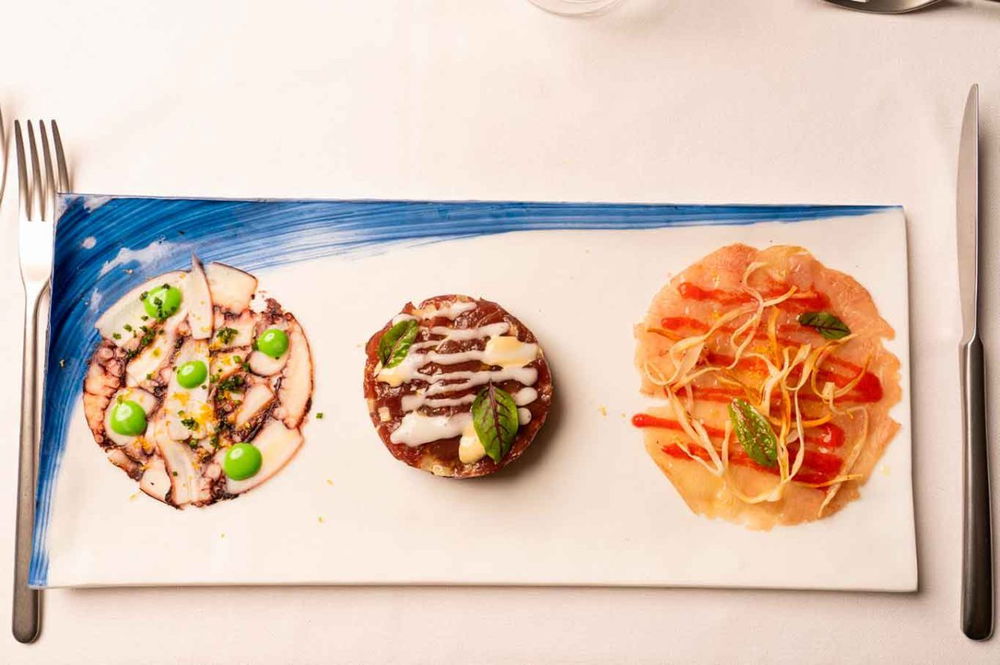 crudi di mare al ristorante Seasons sulla spiaggia della Chiaia a Ischia