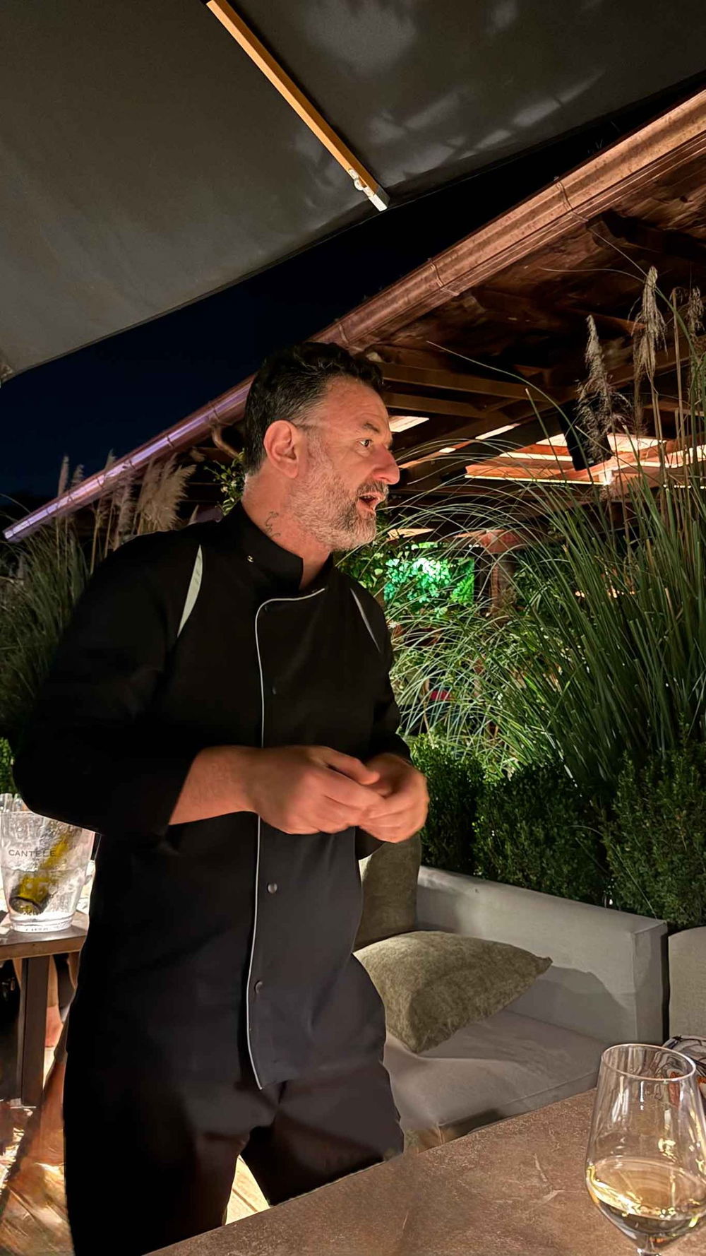 lo chef del ristorante nel giardino all'aperto di Solum sull'Appia Antica a Roma