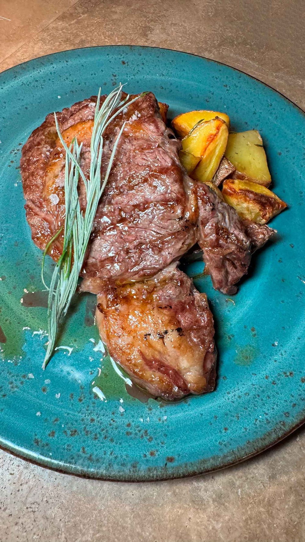 la bistecca di manzo del ristorante nel giardino all'aperto di Solum sull'Appia Antica a Roma