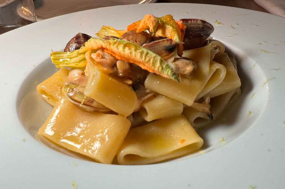 la calamarata del ristorante nel giardino all'aperto di Solum sull'Appia Antica a Roma