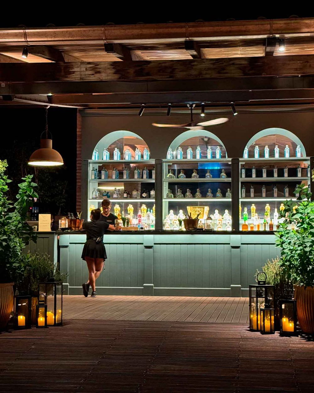 il cocktail bar del ristorante nel giardino all'aperto di Solum sull'Appia Antica a Roma