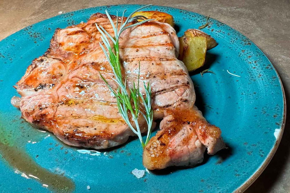 la costata al miele di fragole del ristorante nel giardino all'aperto di Solum sull'Appia Antica a Roma