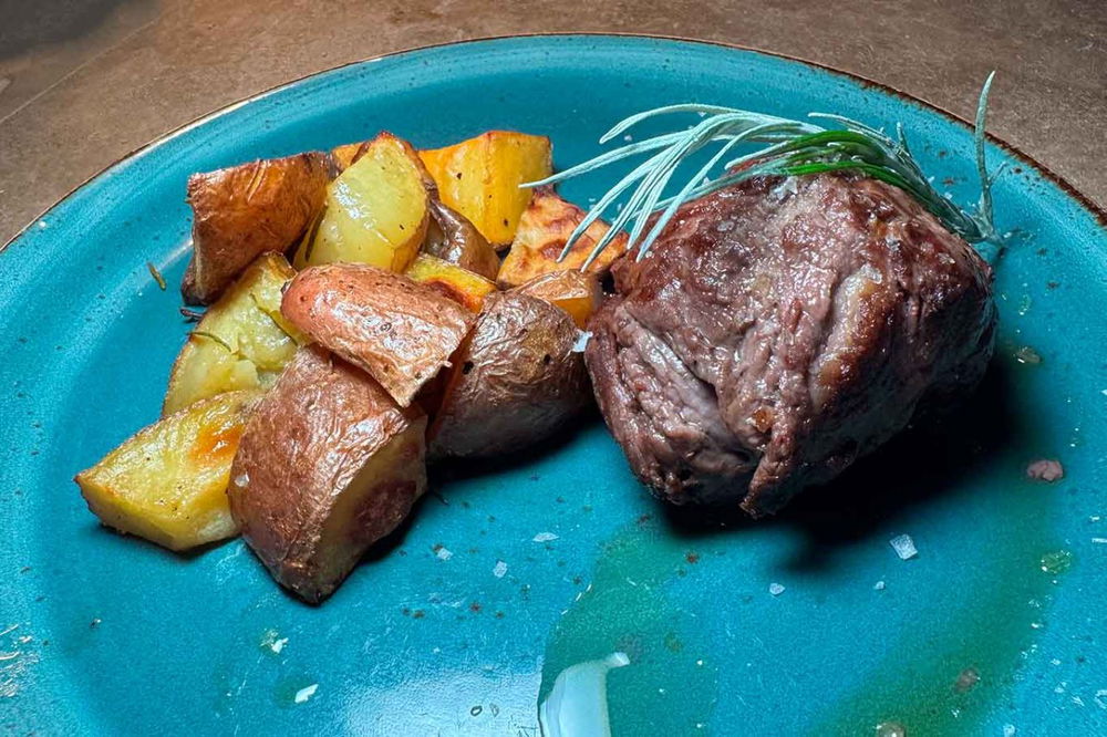 il filetto di angus del ristorante nel giardino all'aperto di Solum sull'Appia Antica a Roma