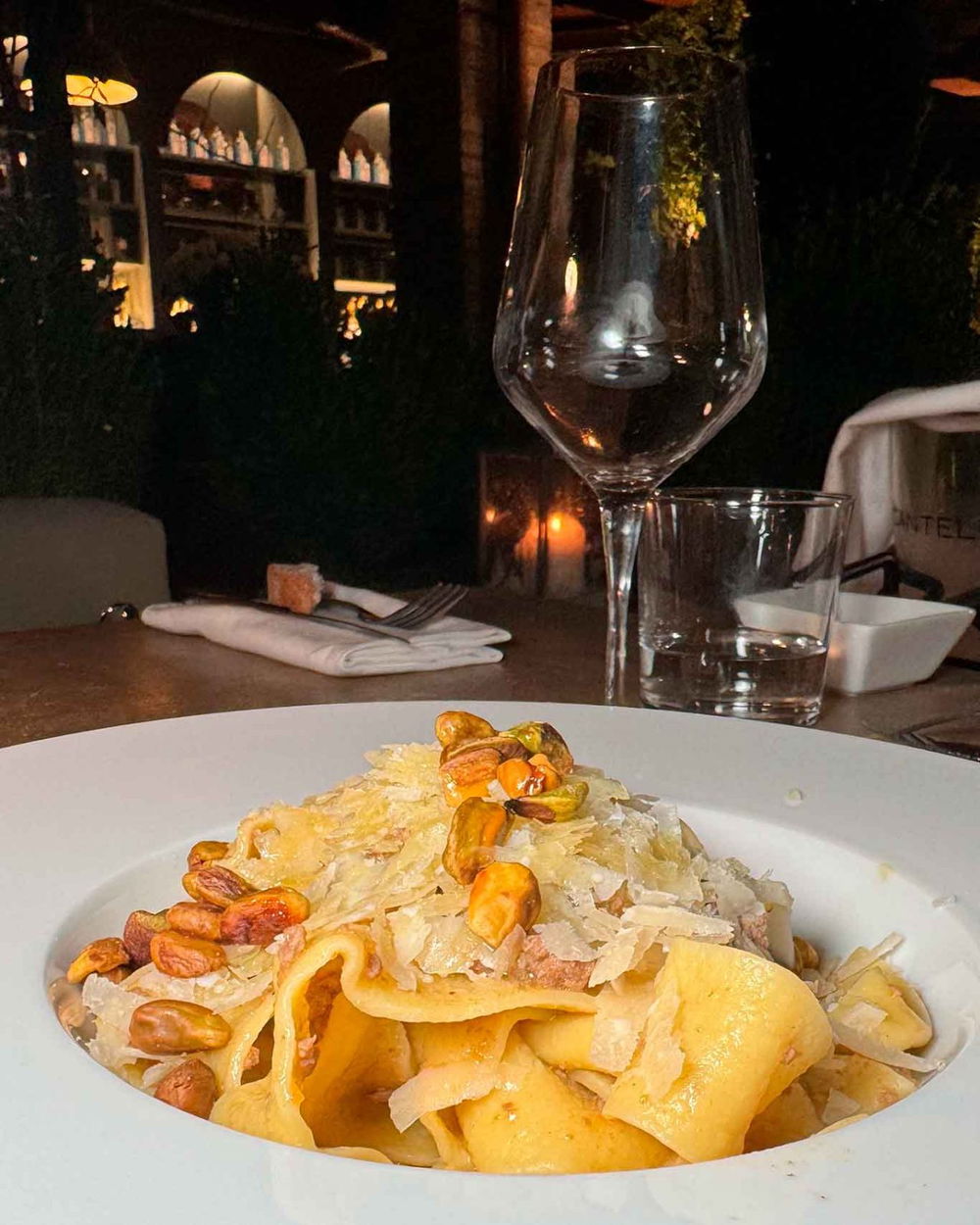 le pappardelle al cinghiale del ristorante nel giardino all'aperto di Solum sull'Appia Antica a Roma