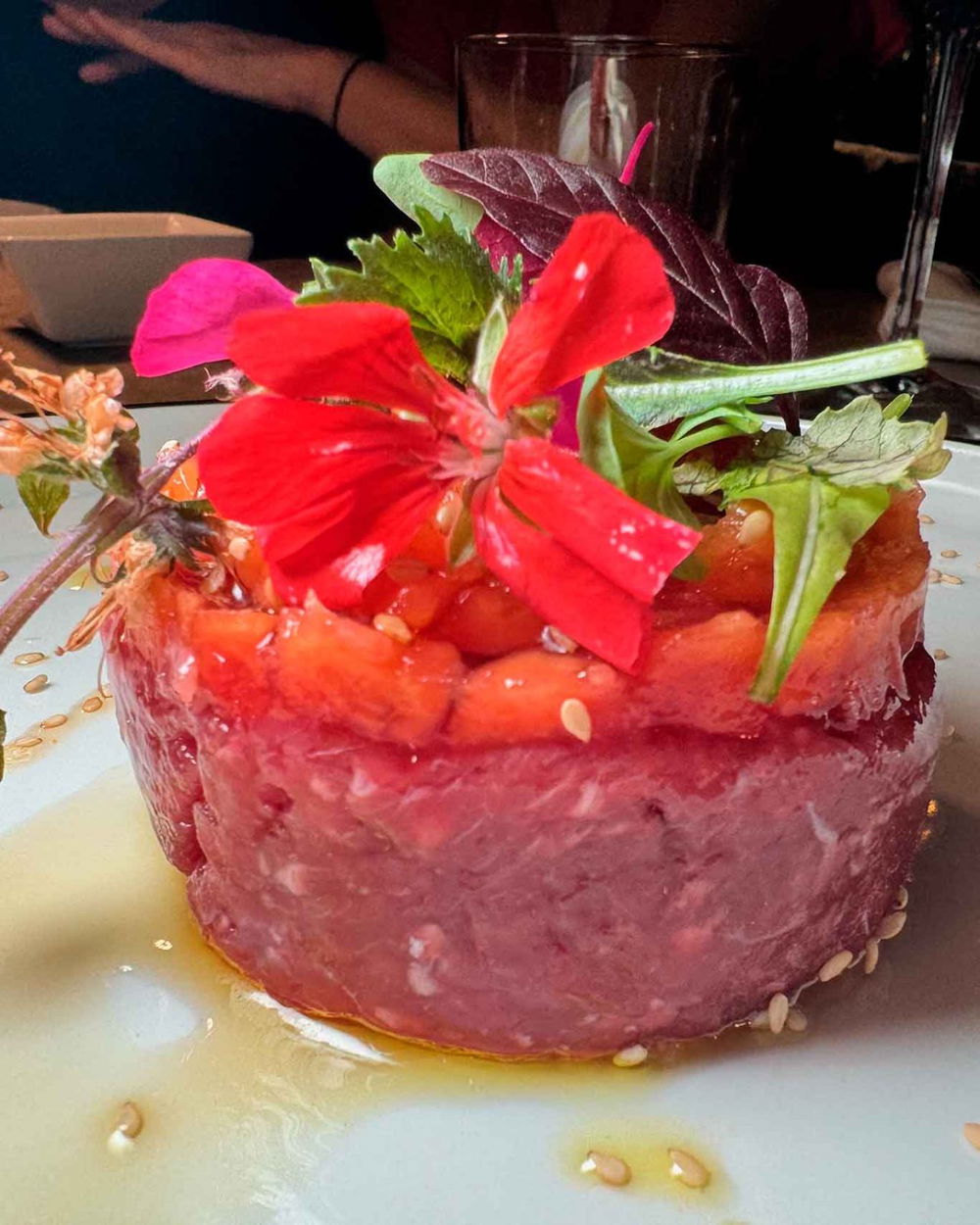 la tartare di manzo del ristorante nel giardino all'aperto di Solum sull'Appia Antica a Roma