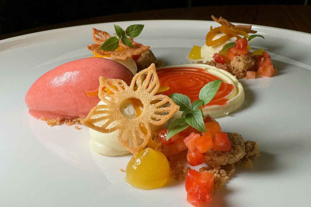 il dolce semifreddo alle fragole del ristorante Line del resort Il San Cristoforo ad Ercolano