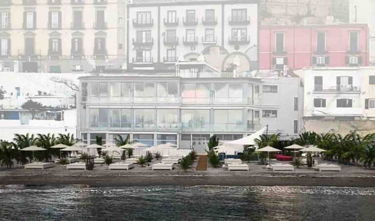 Palazzo Petrucci vuole aprire il primo Beach Club stellato di Napoli